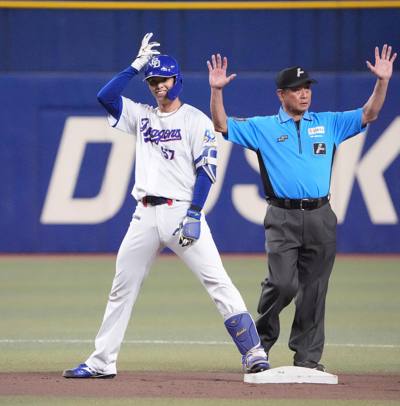 プロ野球交流戦中日対楽天　4回裏中日1死、二塁打を放ちベンチ向かってアピールする花田旭（撮影・森本幸一）