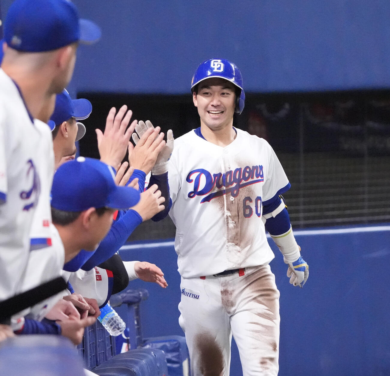 プロ野球交流戦中日対楽天　4回裏中日1死二塁、山本泰寛（右）は適時二塁打を放ちナインとタッチを交わす（撮影・森本幸一）
