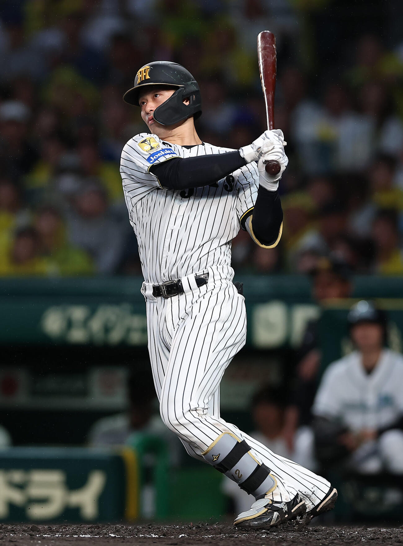 阪神対日本ハム　4回裏阪神2死、左翼線へ二塁打を放つ坂本誠志郎（撮影・前田充）