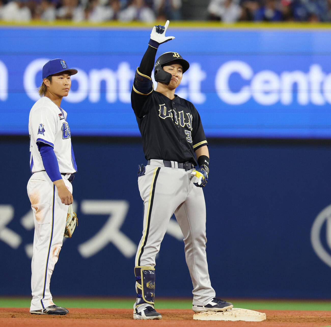 DeNA対オリックス　4回表オリックス1死一、二塁、適時二塁打を放ちポーズをとる来田涼斗（撮影・宮地輝）