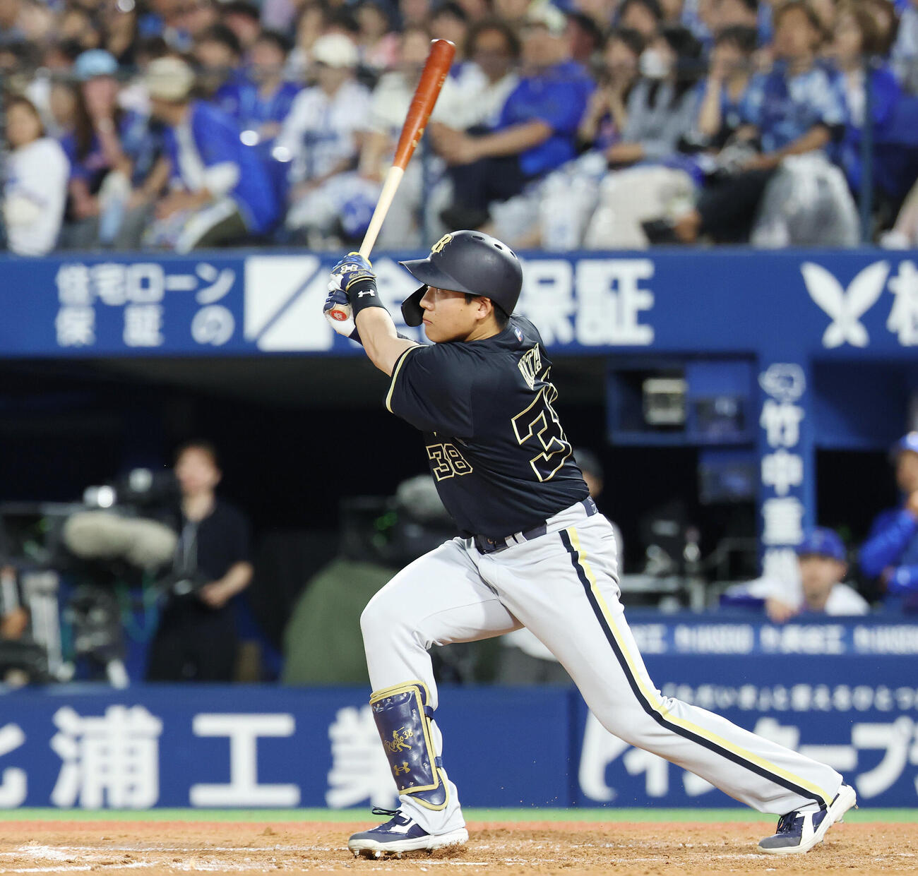 DeNA対オリックス　4回表オリックス1死一、二塁、適時二塁打を放つ来田涼斗（撮影・宮地輝）