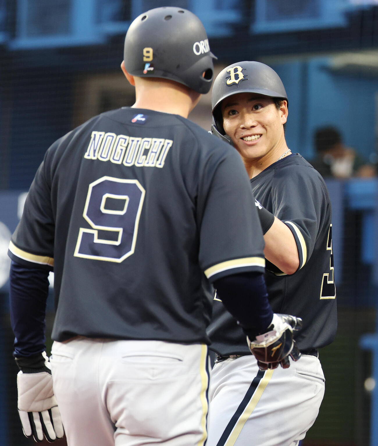 DeNA対オリックス　2回表オリックス無死一、三塁、犠飛を放ち、生還した野口智哉（手前）と笑顔を見せる来田涼斗（撮影・宮地輝）