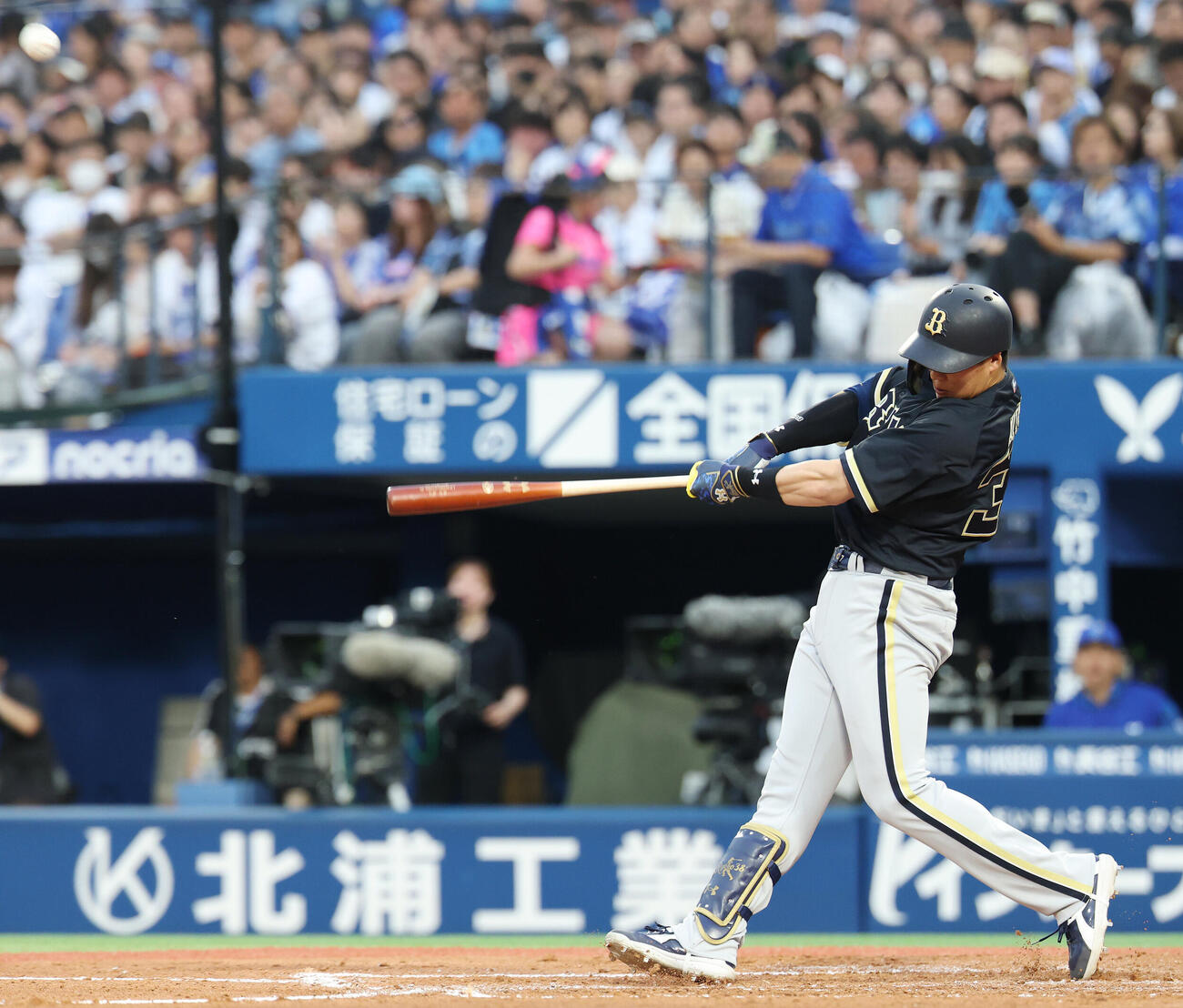DeNA対オリックス　2回表オリックス無死一、三塁、犠飛を放つ来田涼斗（撮影・宮地輝）