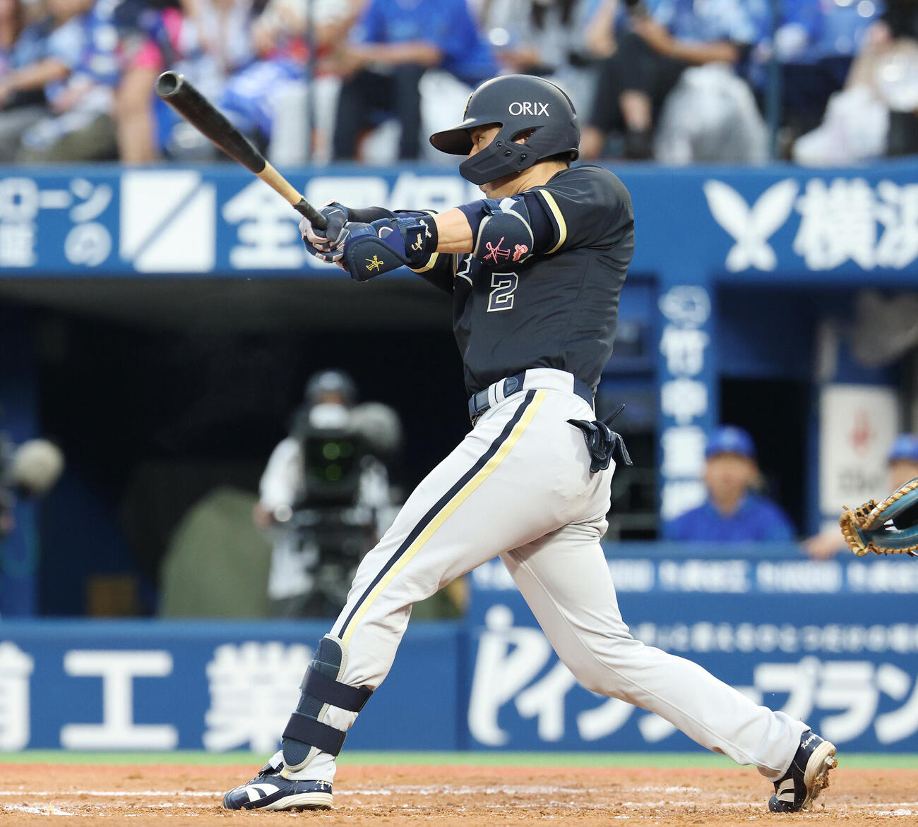 DeNA対オリックス　2回表オリックス無死一、二塁、適時打を放つ若月健矢（撮影・宮地輝）
