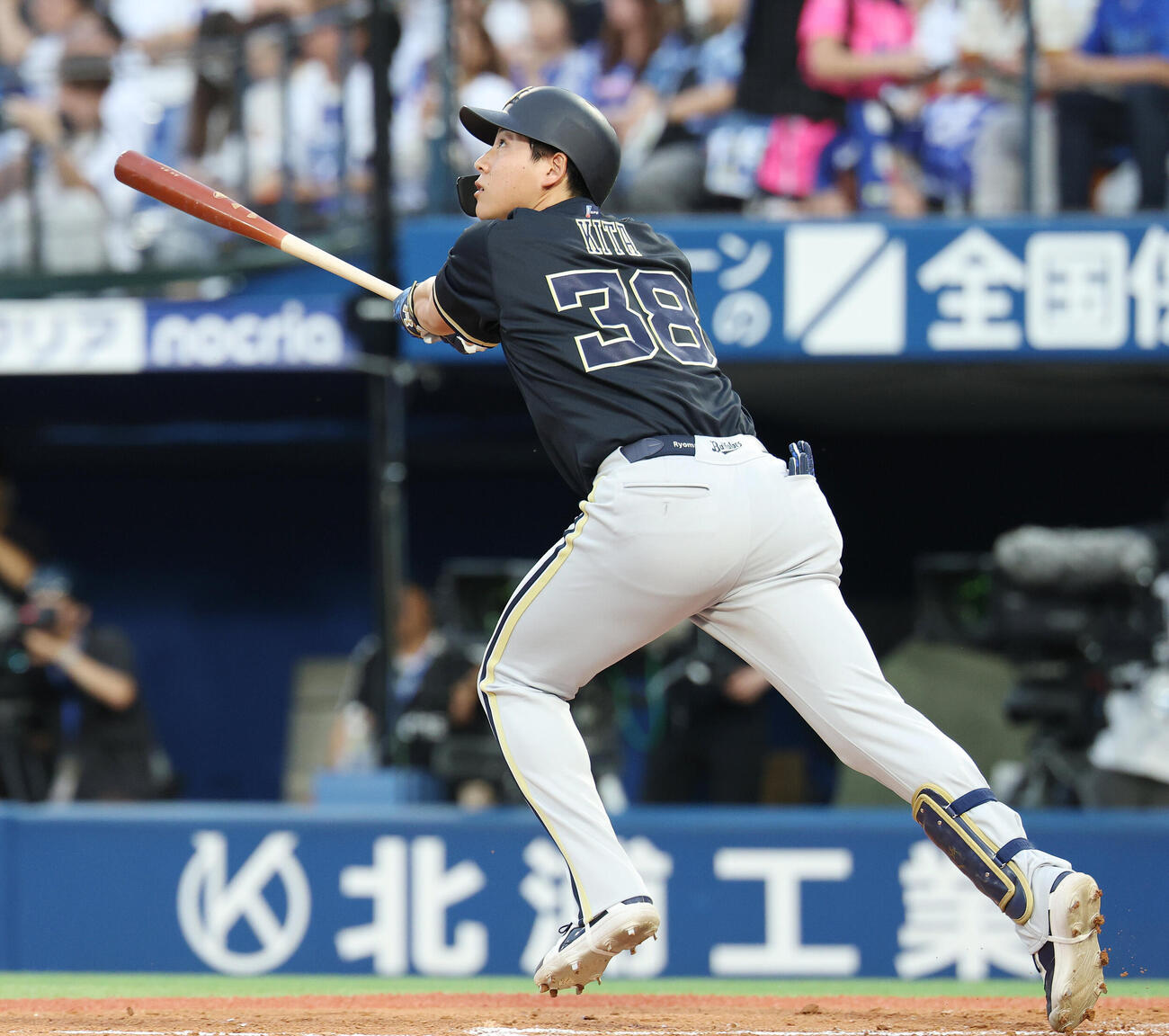 DeNA対オリックス　2回表オリックス無死一、三塁、犠飛を放つ来田涼斗（撮影・宮地輝）