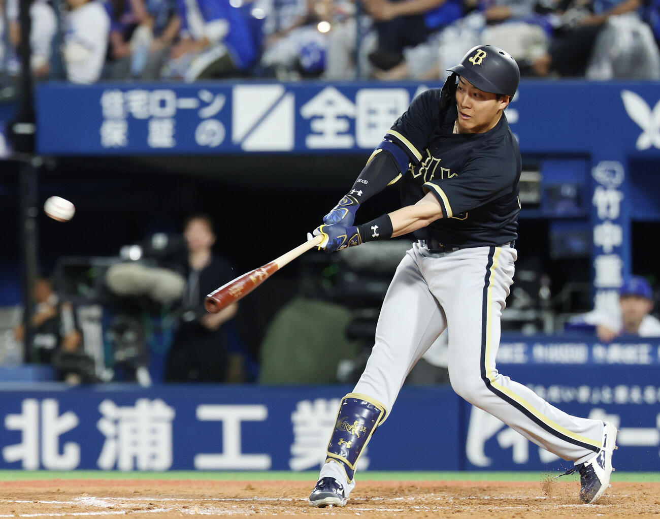 DeNA対オリックス　4回表オリックス1死一、二塁、適時二塁打を放つ来田涼斗（撮影・宮地輝）