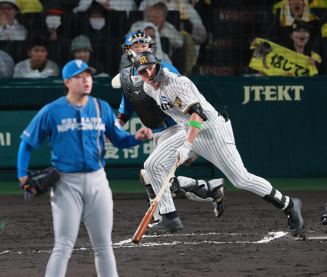 セ・パ交流戦　阪神対日本ハム2回戦　阪神対日本ハム　6回裏阪神2死一塁、代打キャム・ディベイニーは安打を放つ。投手堀瑞輝（撮影・上山淳一）