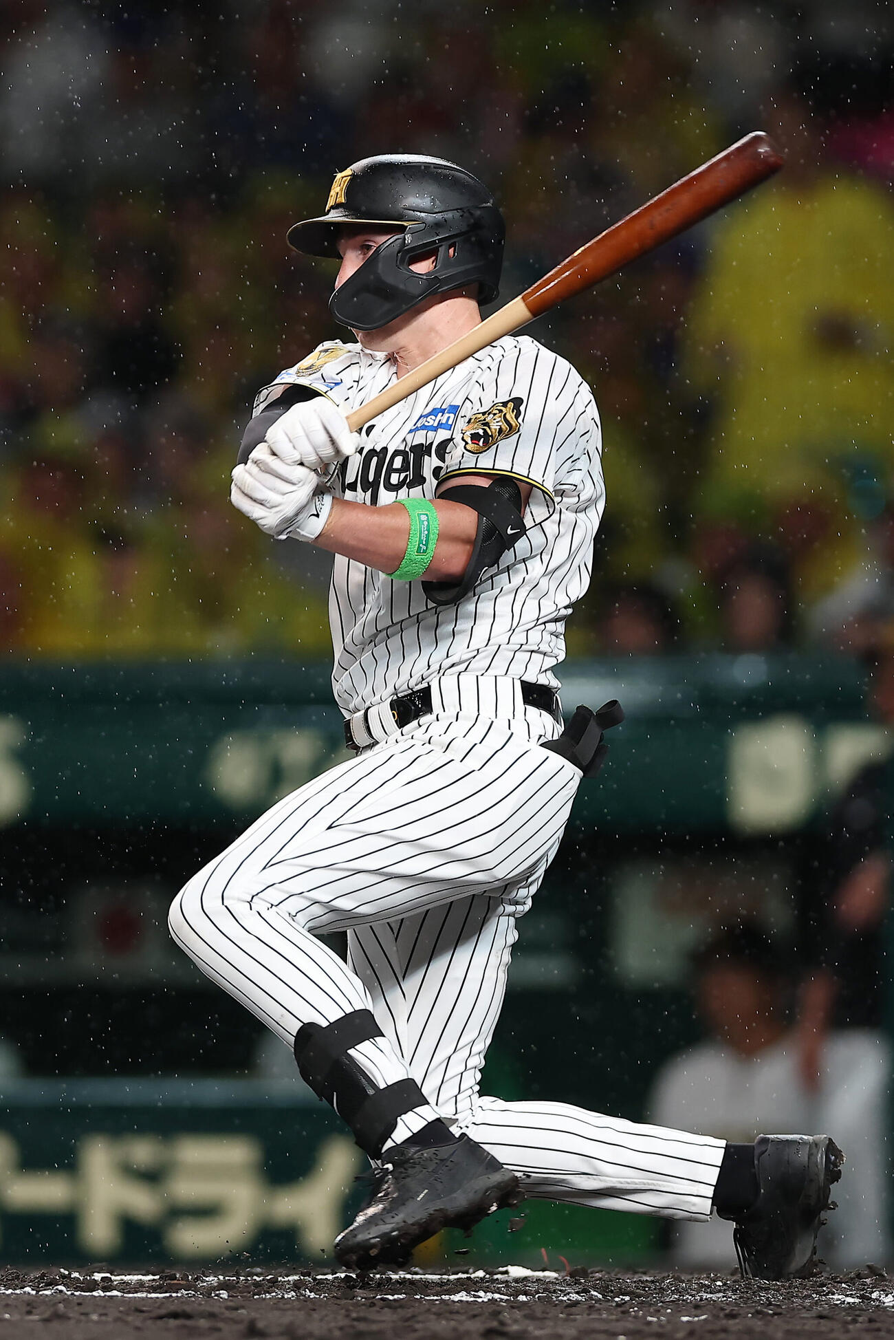 阪神対日本ハム　6回裏阪神2死一塁、左前打を放つ代打キャム・ディベイニー（撮影・前田充）