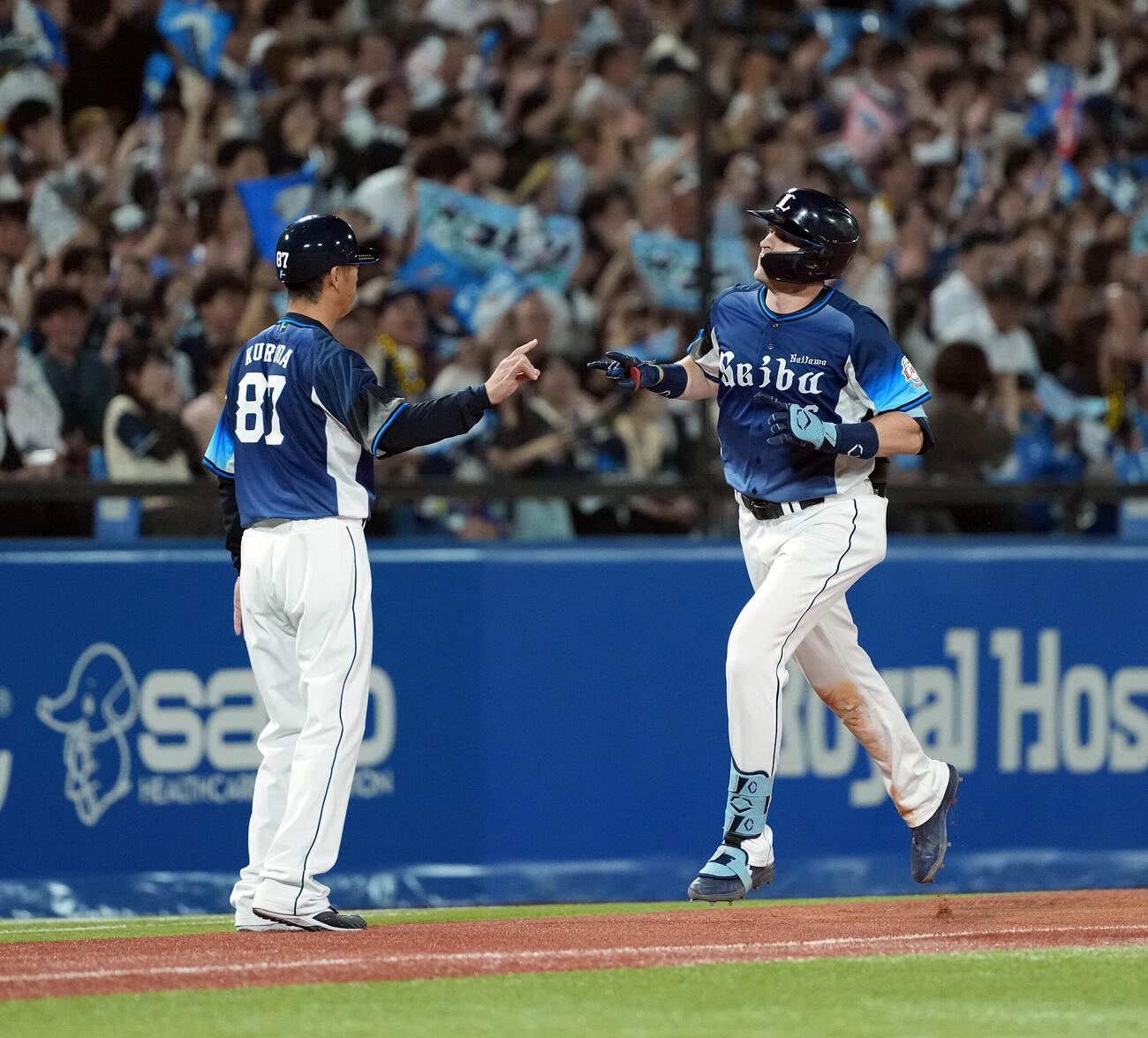 ヤクルト対西武　6回表西武無死、左中間にソロ本塁打を放ったタイラー・ネビン（撮影・たえ見朱実）