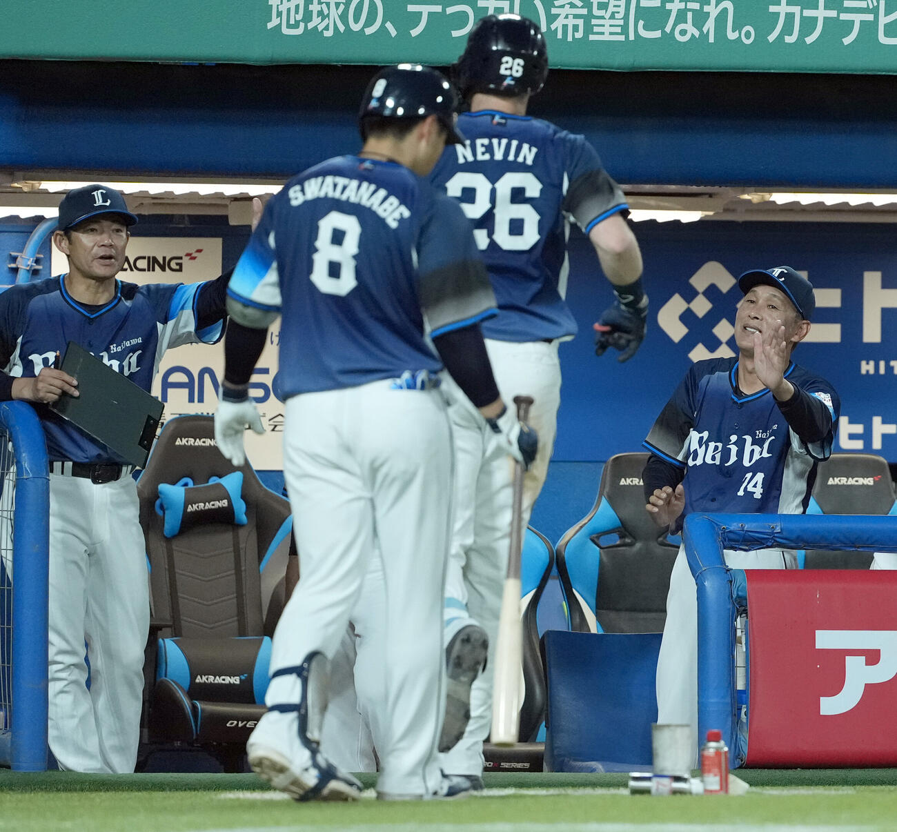 ヤクルト対西武　6回表西武無死、ソロ本塁打を放ったタイラー・ネビンを迎える西口文也監督（右）（撮影・たえ見朱実）＝2026年5月27日