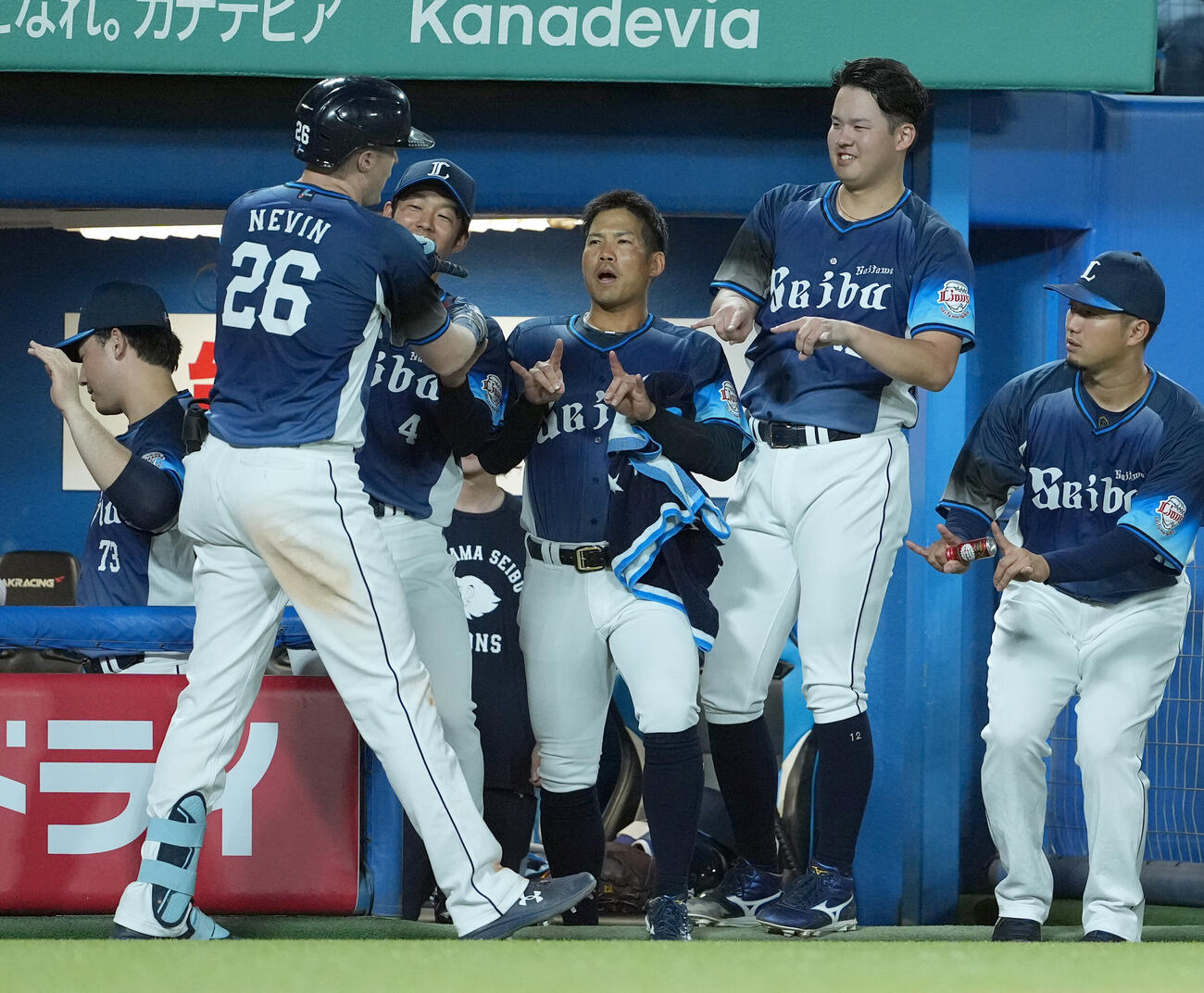 ヤクルト対西武　6回表西武無死、ソロ本塁打を放ったタイラー・ネビンを迎える渡辺勇太朗（中央右）。左は桑原将志（撮影・たえ見朱実）＝2026年5月27日