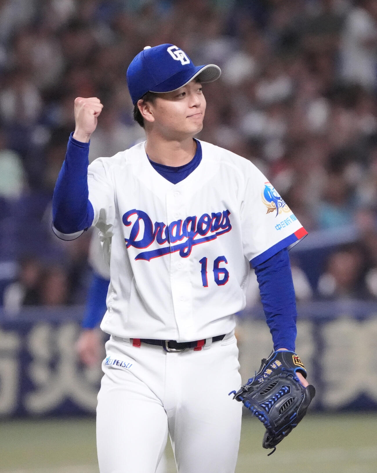 プロ野球交流戦中日対楽天　6回表楽天2死一塁、中島大輔を二飛に打ちとりガッツポーズをする桜井頼之介（撮影・森本幸一）＝2026年5月27日