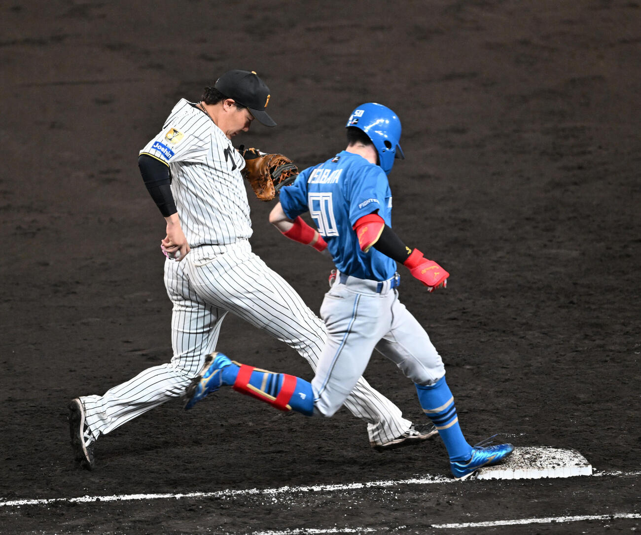阪神対日本ハム　7回表日本ハム1死一塁、一塁内野安打を放つ五十幡亮汰（撮影・和賀正仁）
