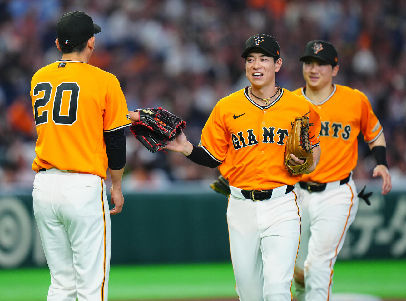 交流戦　巨人対ソフトバンク　7回表ソフトバンク1死一塁、近藤健介の左飛から好返球で併殺をとった松本剛（中央）は戸郷翔征(左)と笑顔でタッチを交わす（撮影・垰建太）＝2026年5月27日