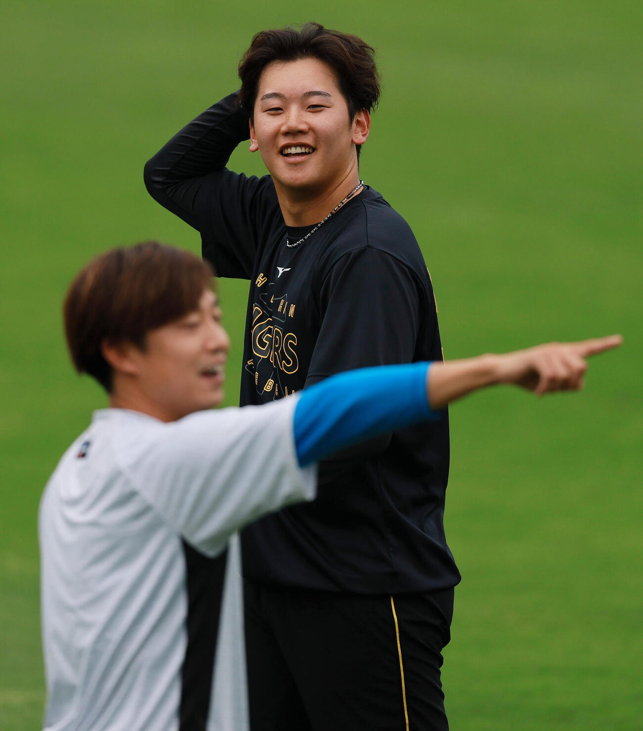 セ・パ交流戦　阪神対日本ハム2回戦　阪神対日本ハム　試合前、日本ハム島本浩也（手前）と笑顔で話す阪神門別啓人（撮影・上山淳一）