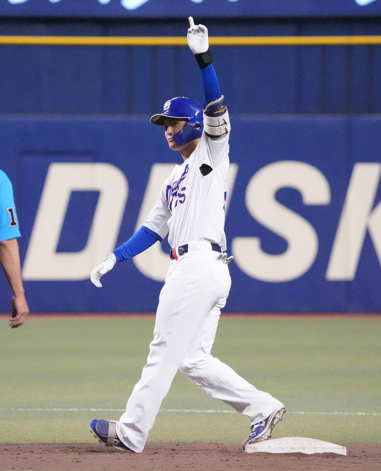 プロ野球交流戦中日対楽天　5回裏中日2死二、三塁、2点適時二塁打を放ちベンチへ向かってアピールする石川昂弥（撮影・森本幸一）