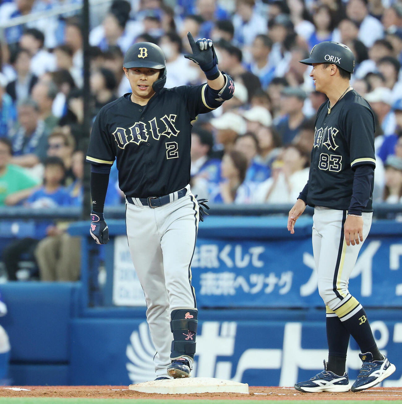 DeNA対オリックス　2回表オリックス無死一、二塁、適時打を放ちポーズをとる若月健矢（撮影・宮地輝）
