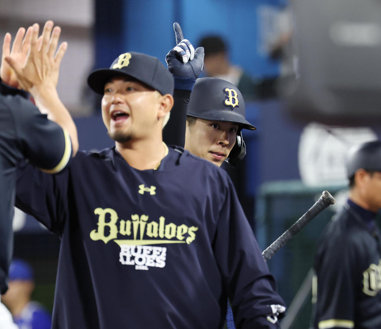 DeNA対オリックス　5回表オリックス2死満塁、適時打を放った若月健矢はポーズをとる（撮影・宮地輝）