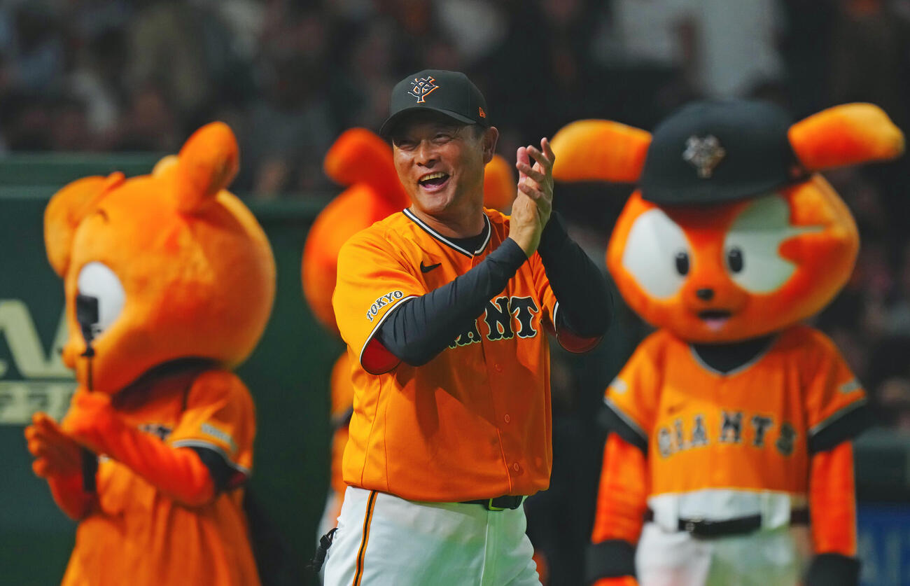 交流戦　巨人対ソフトバンク　ソフトバンクに勝利し笑顔で手をたたく巨人橋上秀樹監督代行（撮影・垰建太）＝2026年5月27日
