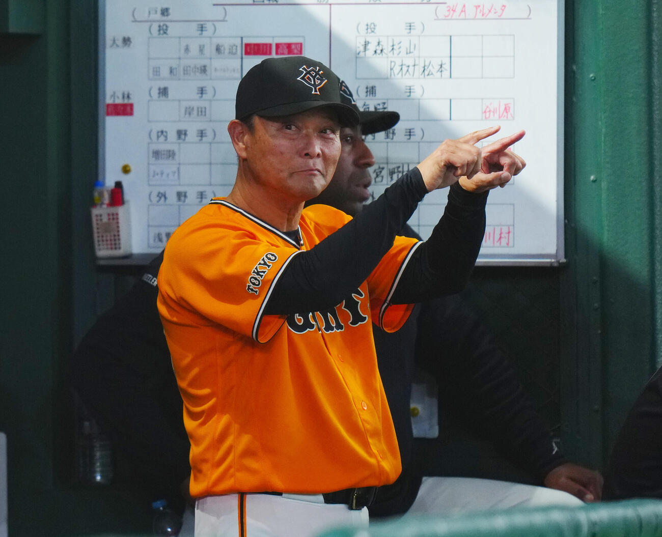 交流戦　巨人対ソフトバンク　ベンチで選手に指示を出す巨人橋上秀樹監督代行（撮影・垰建太）