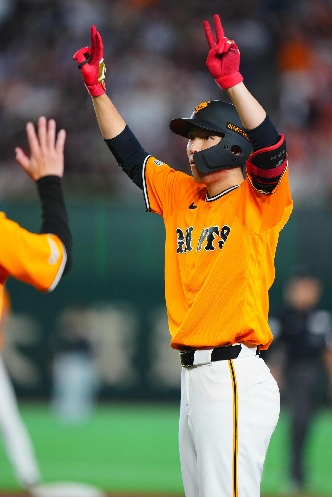 交流戦　巨人対ソフトバンク　3回表巨人1死満塁、適時打を放ちポーズを決める戸郷翔征（撮影・垰建太）＝2026年5月26日