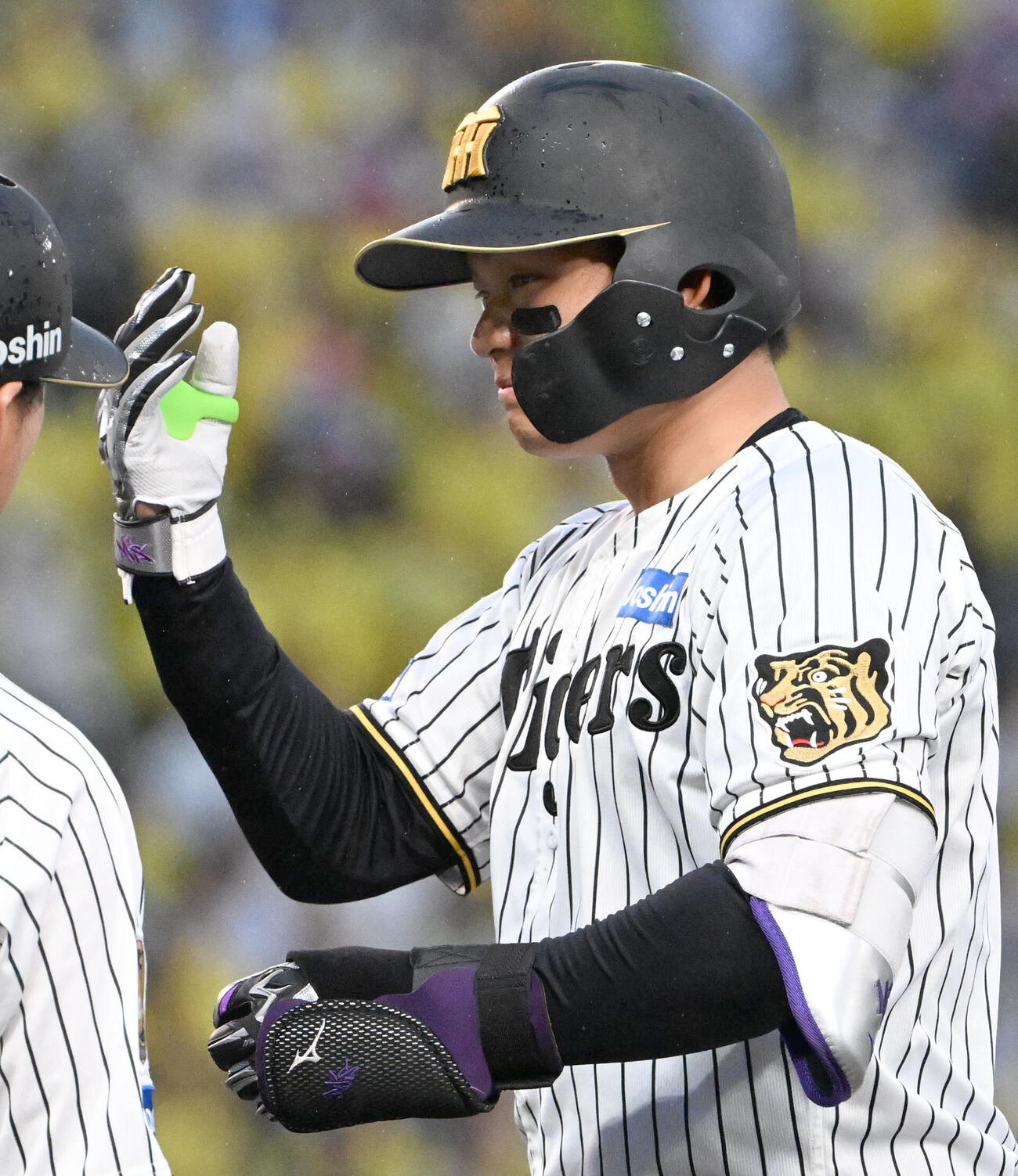セ・パ交流戦・阪神対日本ハム2回戦　阪神対日本ハム　3回裏阪神2死一塁　森下翔太は安打を放ちベンチに投げキッスをする（撮影・石井愛子）