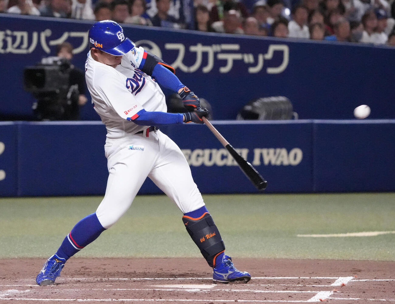 プロ野球交流戦中日対楽天　3回裏中日無死、ソロ本塁打を放つ鵜飼航丞（撮影・森本幸一）