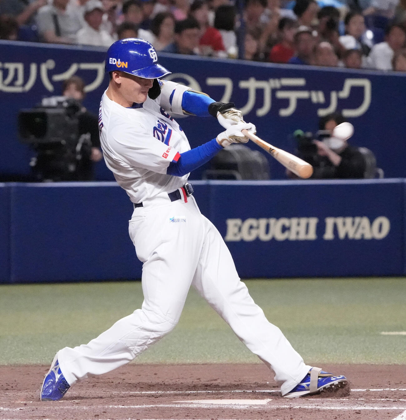 プロ野球交流戦中日対楽天　4回裏中日1死、ソロ本塁打を放つ石川昂弥（撮影・森本幸一）