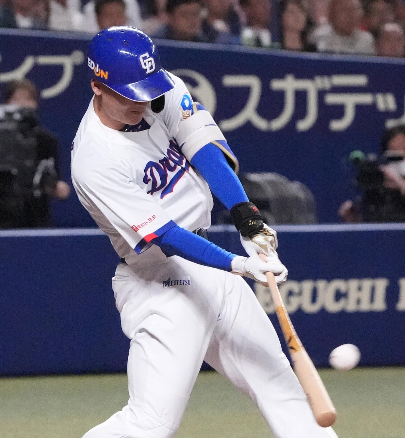 プロ野球交流戦中日対楽天　5回裏中日2死二、三塁、2点適時二塁打を放つ石川昂弥（撮影・森本幸一）
