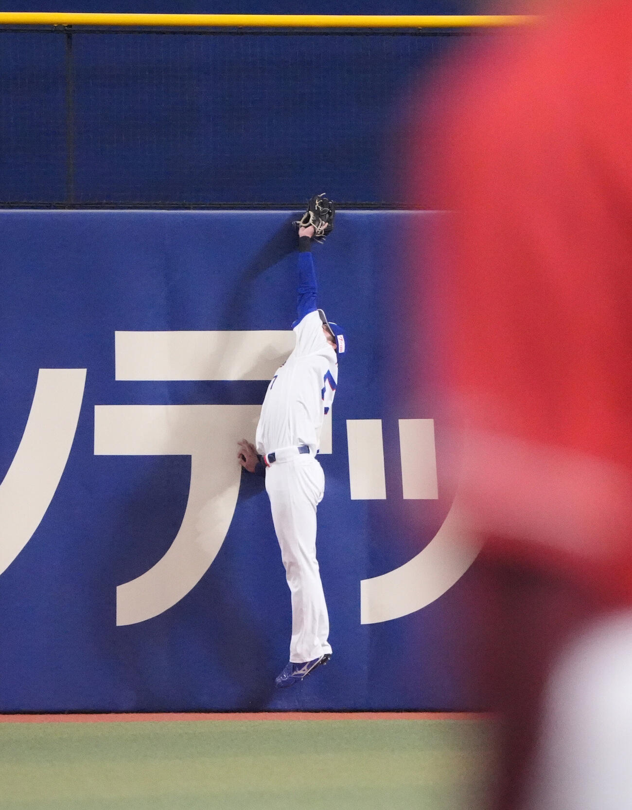 プロ野球交流戦中日対楽天　6回表楽天無死、浅村栄斗の打球を好捕する花田旭（撮影・森本幸一）