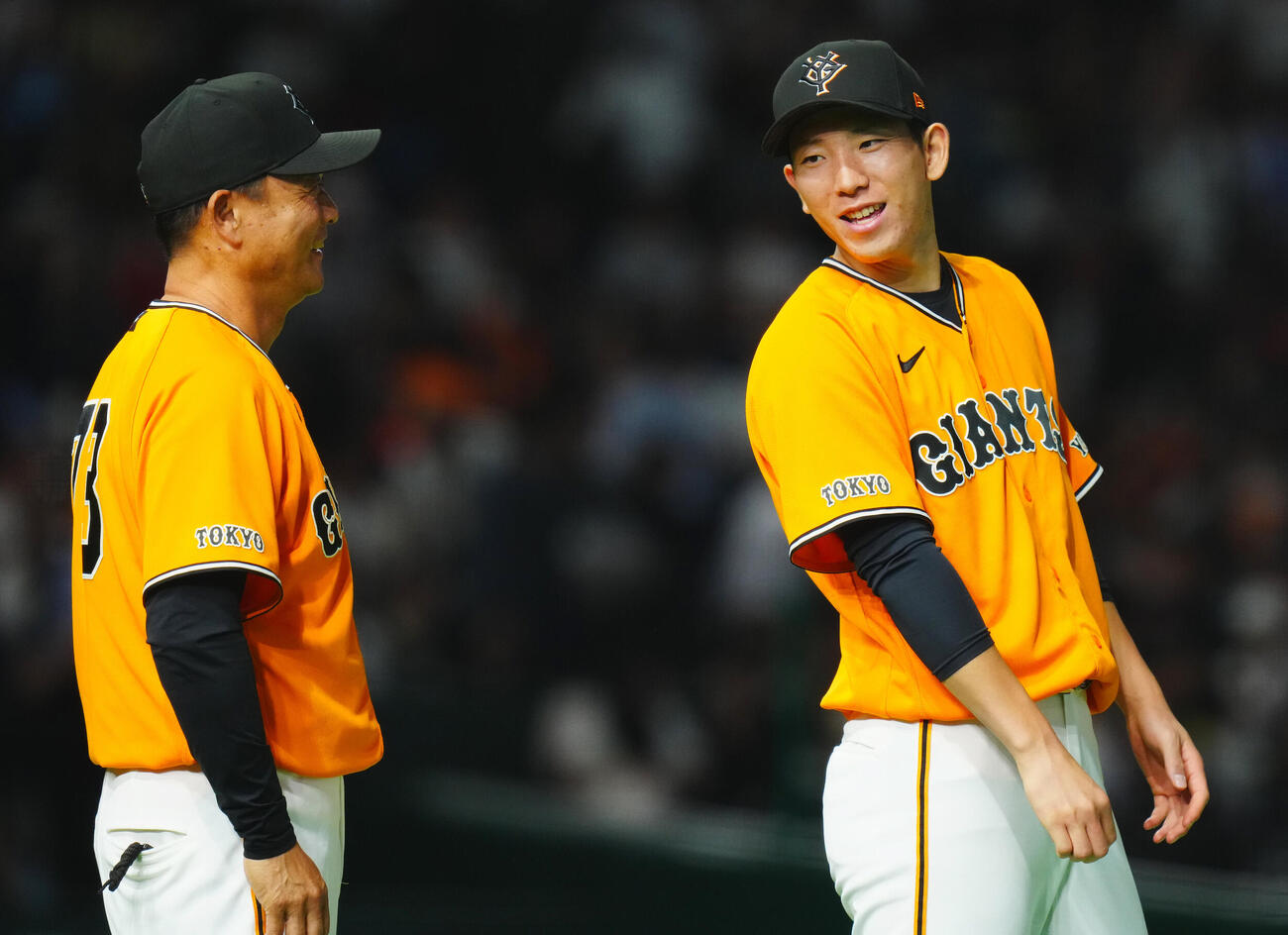交流戦　巨人対ソフトバンク　ソフトバンクに勝利し笑顔を見せる巨人橋上秀樹監督代行(左)と戸郷翔征（撮影・垰建太）