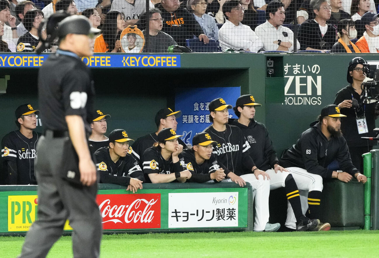 巨人対ソフトバンク　巨人に敗れ、さえない表情のソフトバンクナイン（共同）