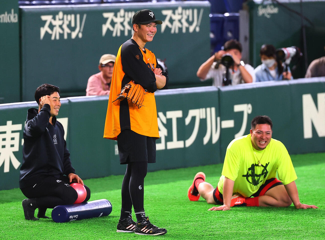 巨人対ソフトバンク　談笑する、左からソフトバンク近藤健介、巨人坂本勇人、ソフトバンク山川穂高（撮影・野上伸悟）