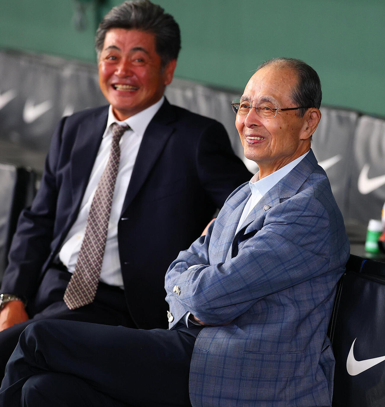 巨人対ソフトバンク　試合前に談笑する工藤公康氏（左）とソフトバンク王貞治会長（撮影・野上伸悟）