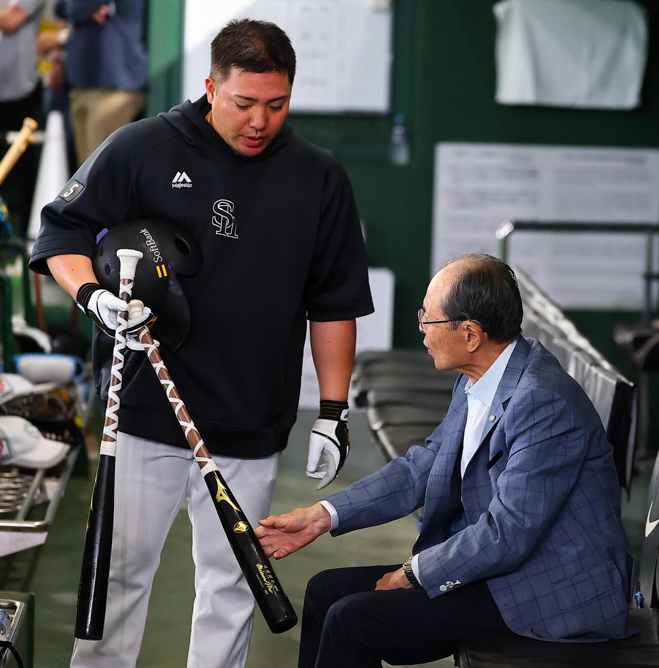 巨人対ソフトバンク　試合前に王貞治会長（右）と話すソフトバンク山川穂高（撮影・野上伸悟）