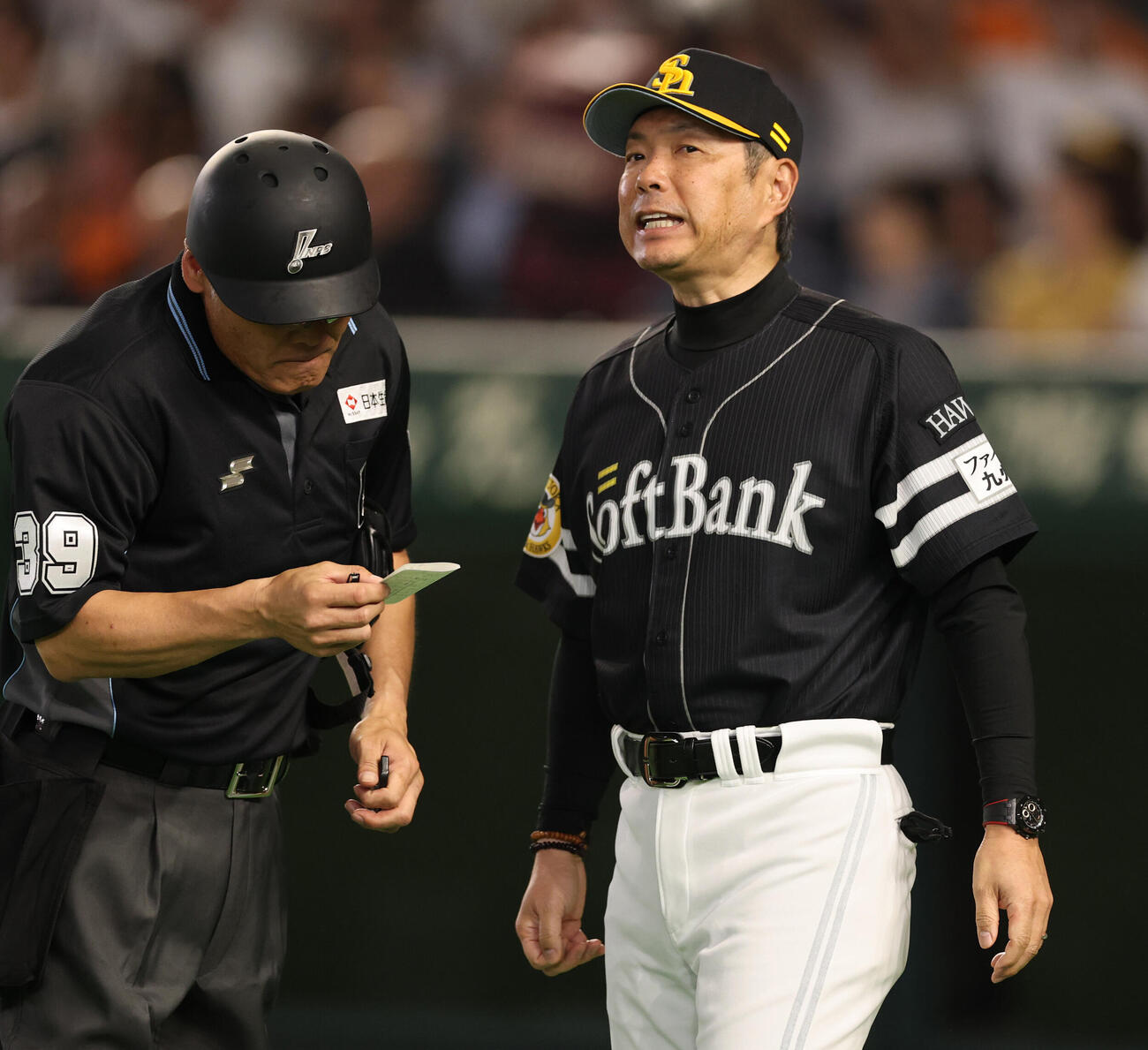 巨人対ソフトバンク　選手交代を告げるソフトバンク小久保裕紀監督（撮影・野上伸悟）