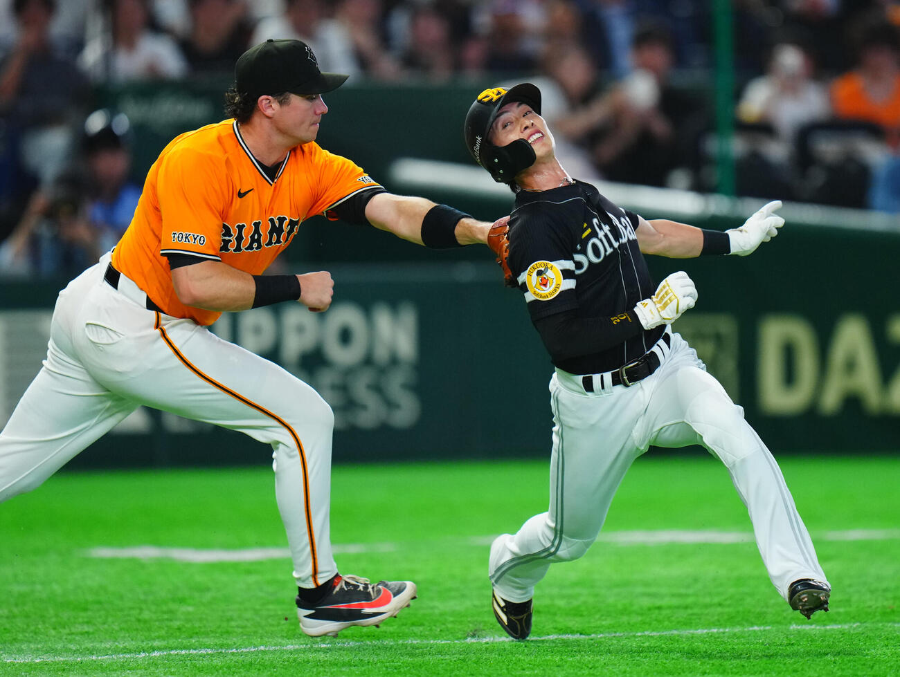 交流戦　巨人対ソフトバンク　5回表ソフトバンク1死一、三塁、栗原陵矢の投ゴロで三走周東佑京（右）は挟殺となる（撮影・垰建太）