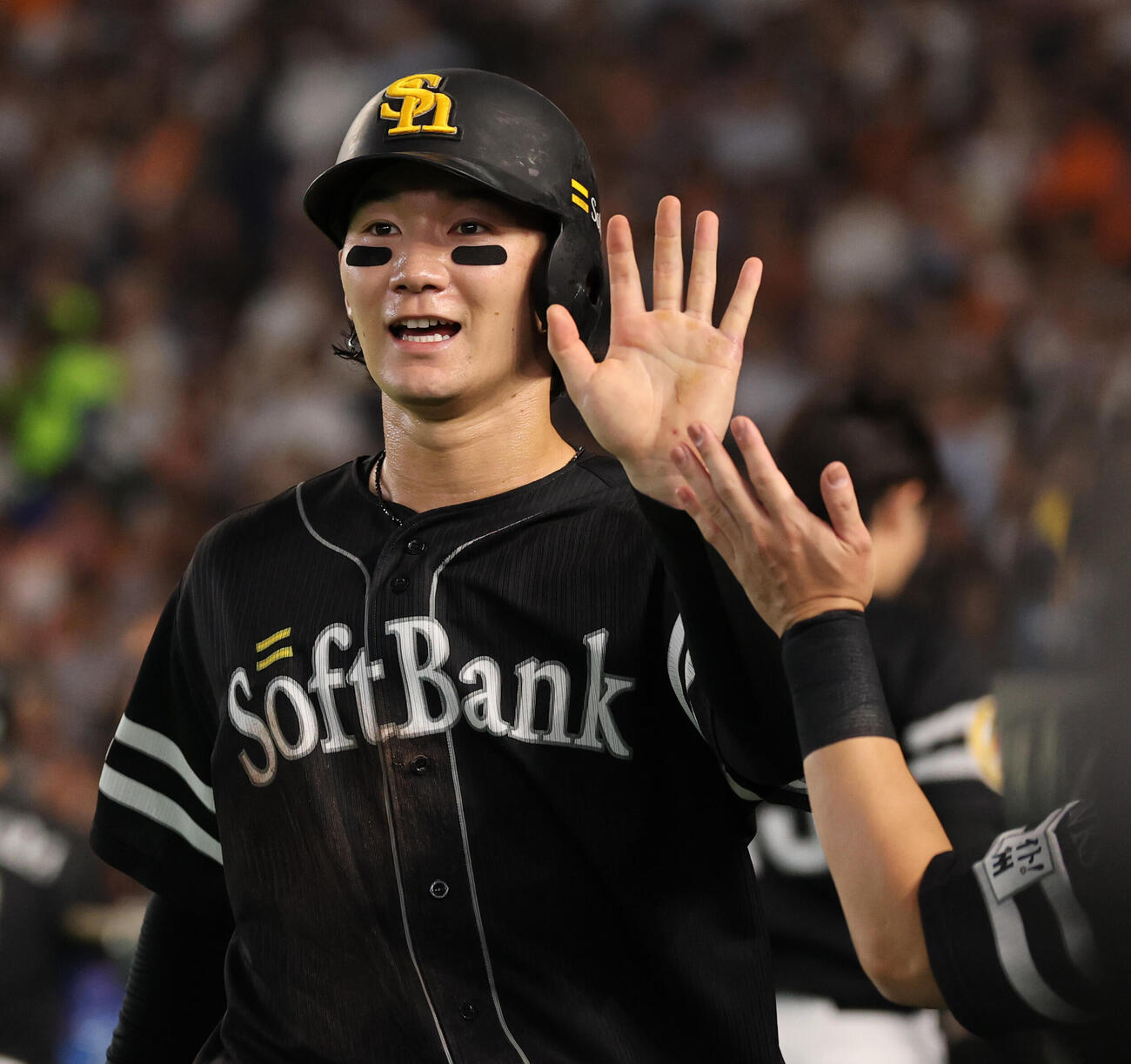 巨人対ソフトバンク　3回表ソフトバンク2死一、三塁、山本恵大の先制適時安打で生還し喜ぶ正木智也（撮影・野上伸悟）