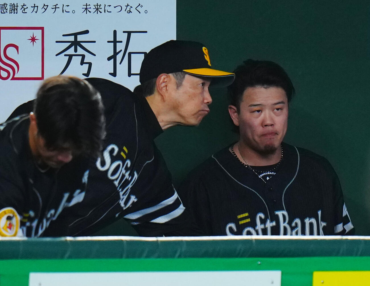 交流戦　巨人対ソフトバンク　3回裏の登板を終えたソフトバンク上茶谷大河（右）をねぎらう小久保裕紀監督（撮影・垰建太）