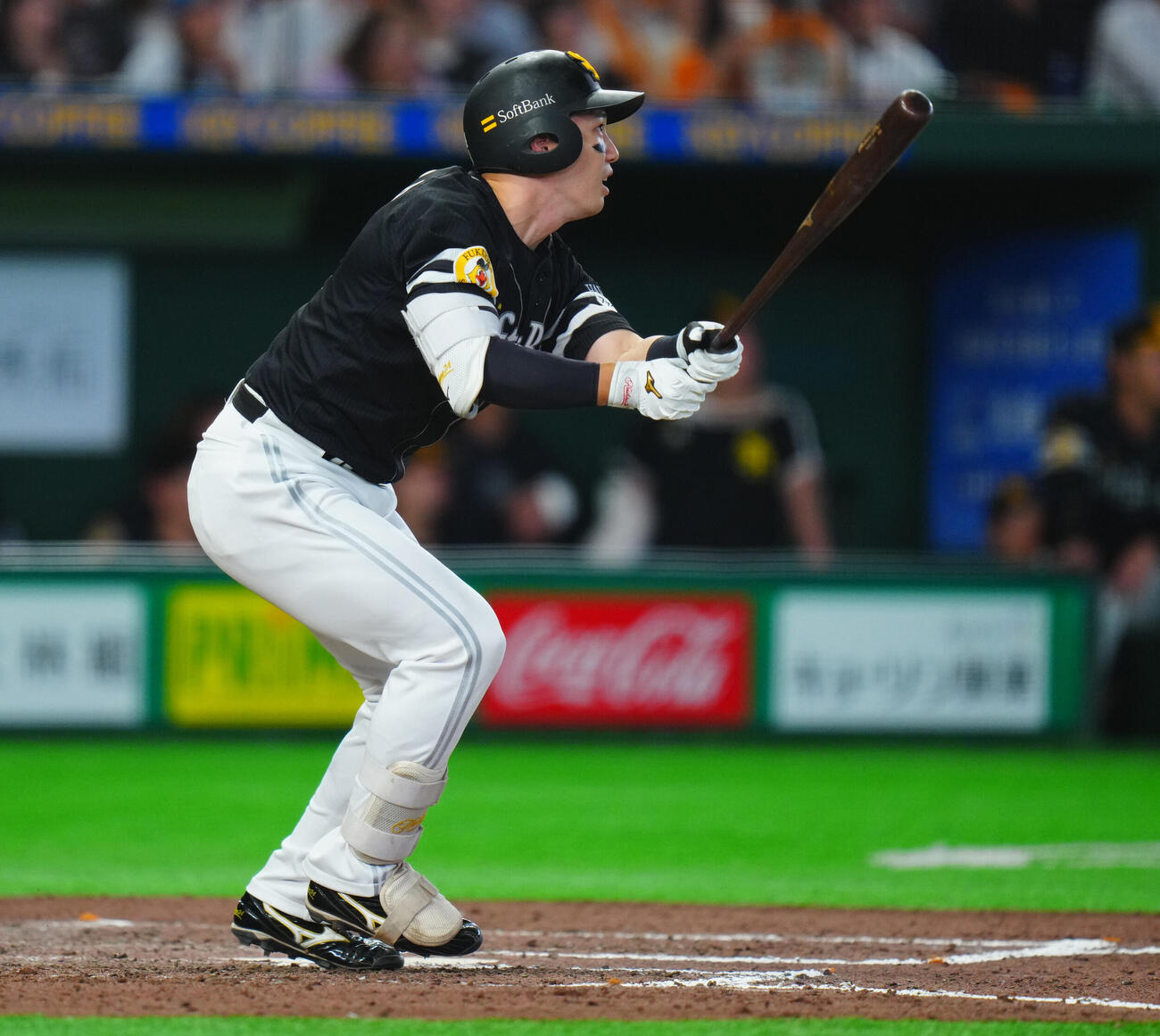交流戦　巨人対ソフトバンク　8回表ソフトバンク無死、二塁打を放つ栗原陵矢（撮影・垰建太）