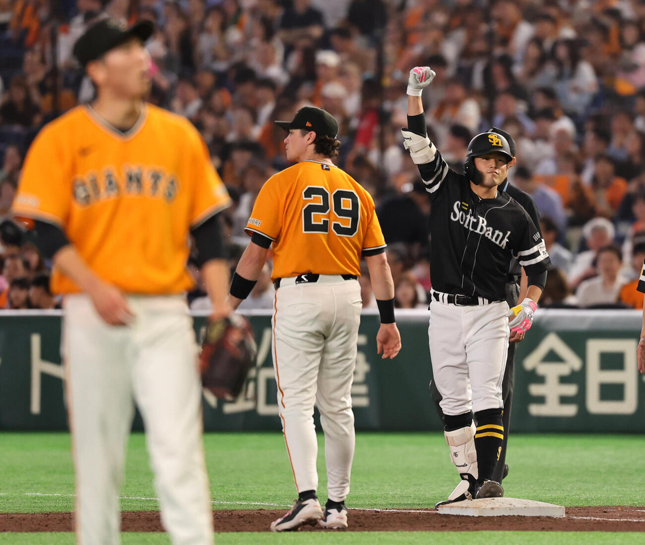 巨人対ソフトバンク　3回表ソフトバンク2死一、三塁、先制適時安打を放ち喜ぶ山本恵大（撮影・野上伸悟）