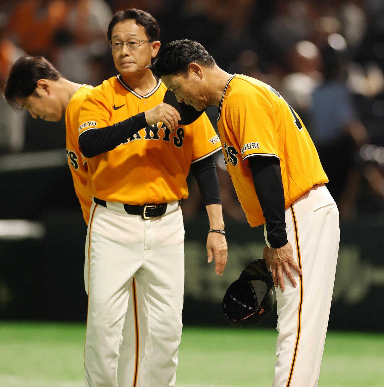 巨人対ソフトバンク　勝利しファンへあいさつする巨人橋上秀樹監督代行。左は川相昌弘コーチ（撮影・野上伸悟）