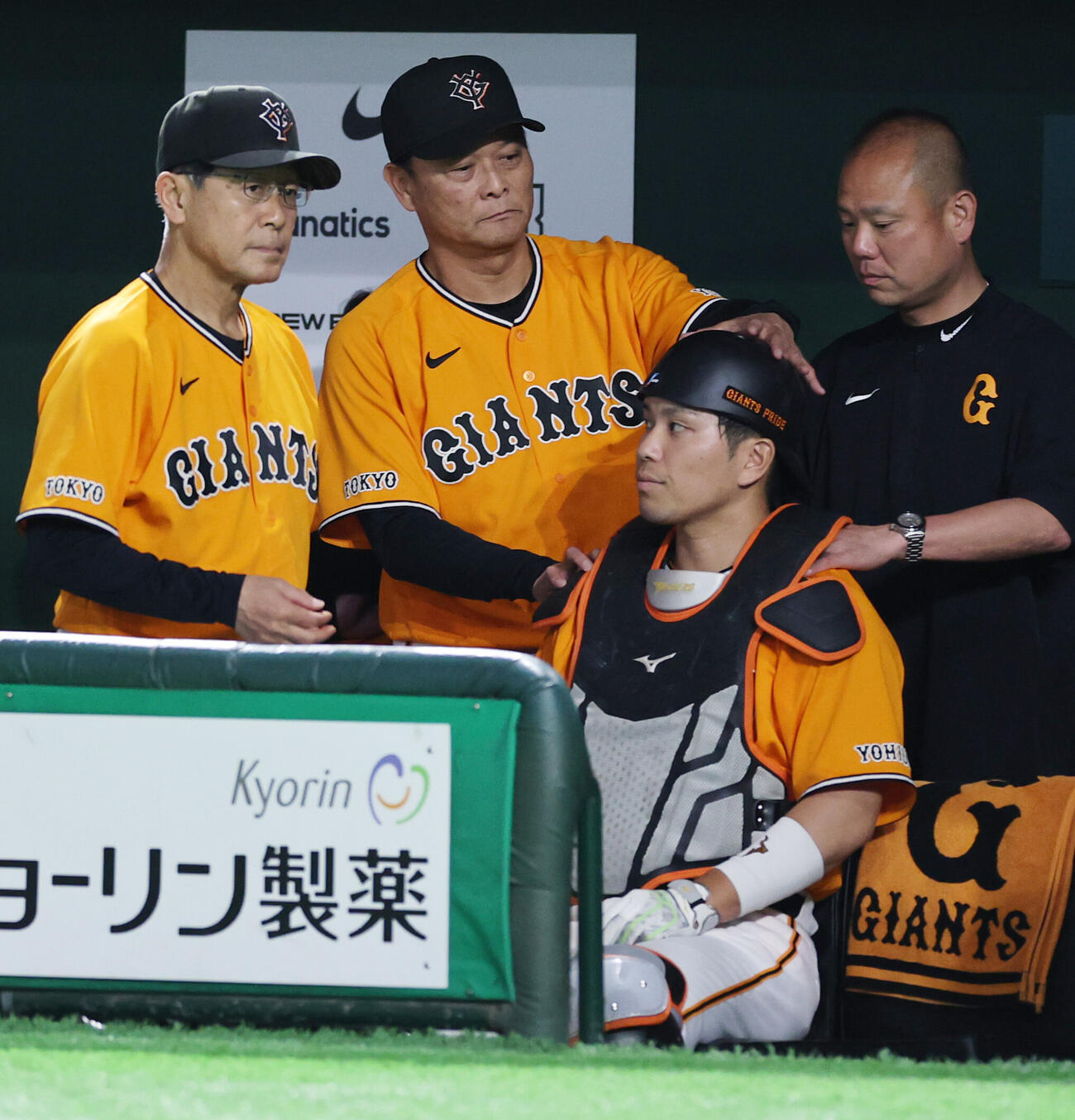 巨人対ソフトバンク　試合開始直前、大城卓三の頭をなでる巨人橋上秀樹監督代行（撮影・野上伸悟）