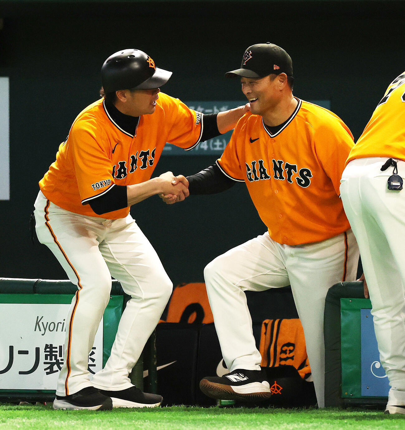 巨人対ソフトバンク　指揮官としての初勝利を喜ぶ巨人橋上秀樹監督代行（右）（撮影・野上伸悟）