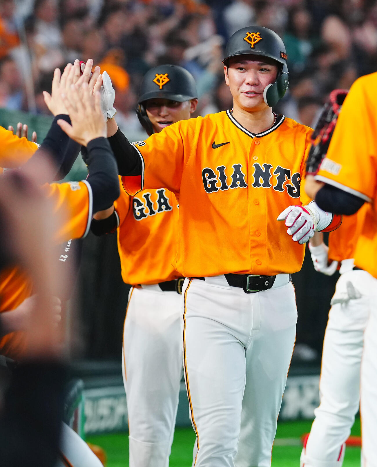 交流戦　巨人対ソフトバンク　3回表巨人1死満塁、トレイ・キャベッジの適時打で生還しナインの出迎えを受ける坂本勇人（手前）と吉川尚輝（撮影・垰建太）