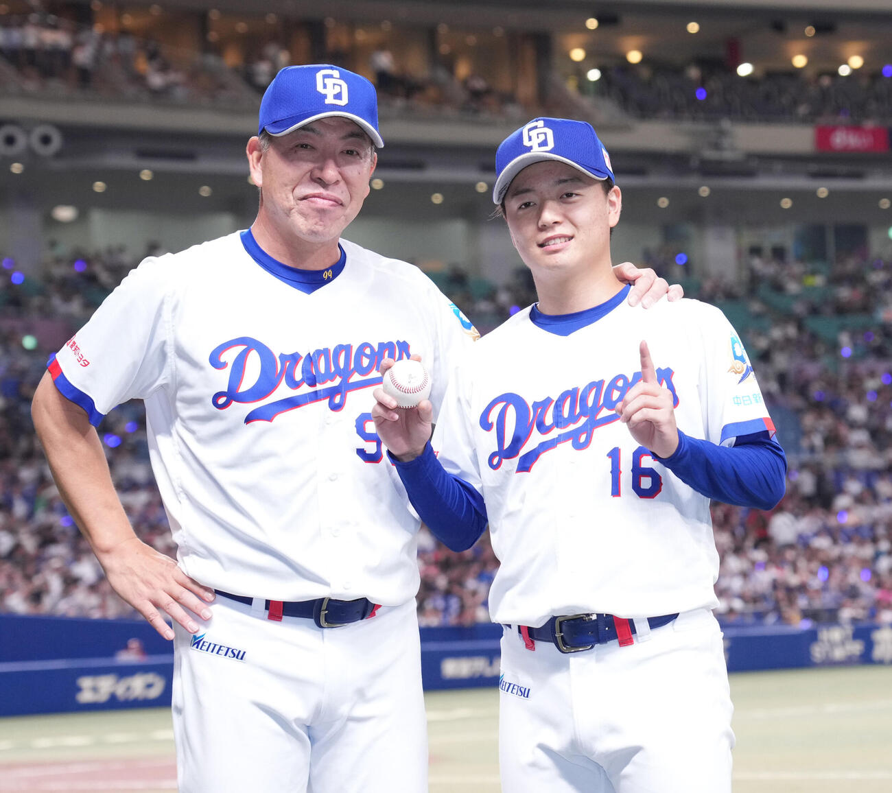 プロ野球交流戦中日対楽天　試合終了、桜井頼之介（右）はプロ初勝利を挙げ勝利球を手に井上一樹監督と写真に納まる（撮影・森本幸一）