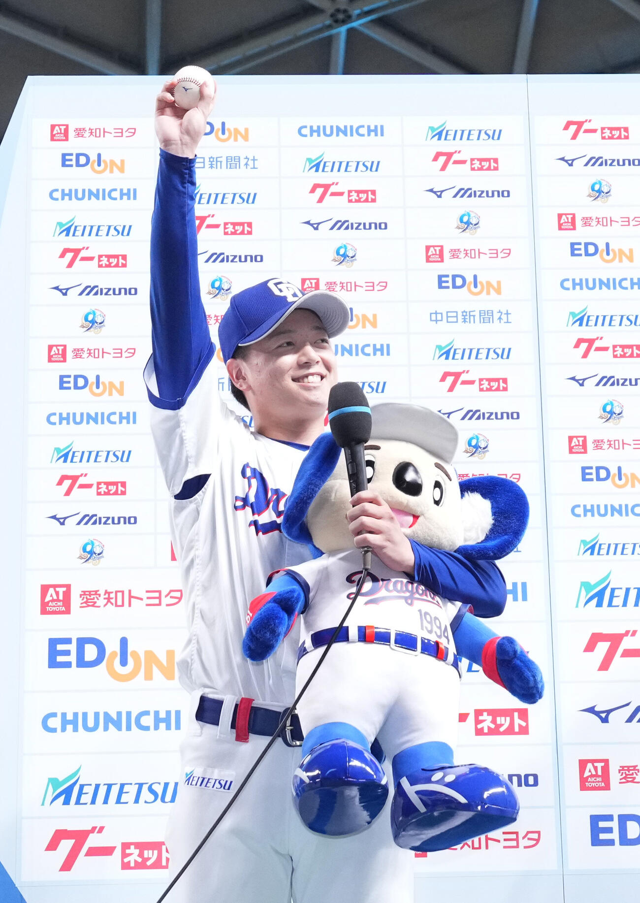 プロ野球交流戦中日対楽天　お立ち台で勝利球を掲げる桜井頼之介（撮影・森本幸一）