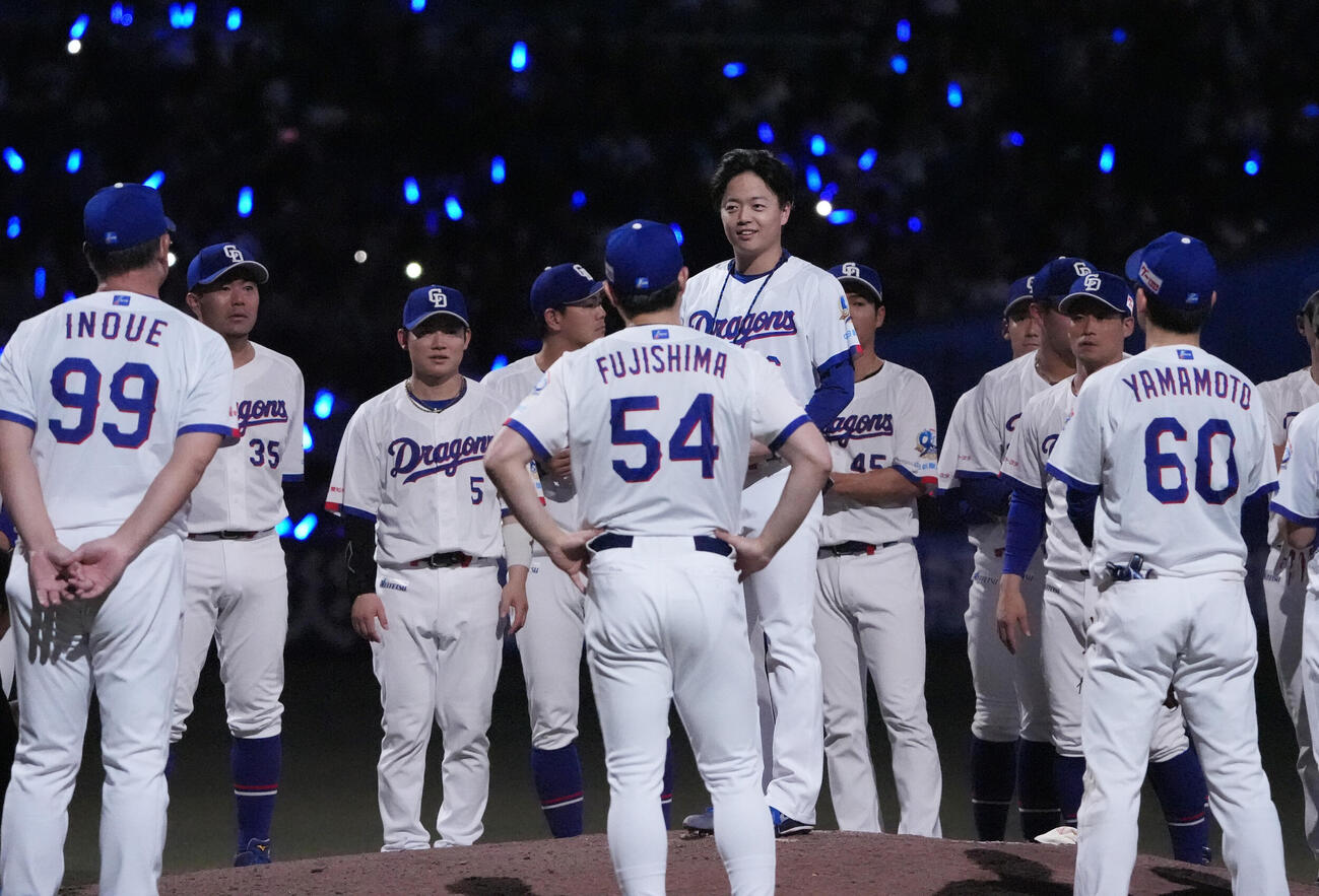 プロ野球交流戦中日対楽天　試合終了、円陣中央であいさつをする桜井頼之介（撮影・森本幸一）