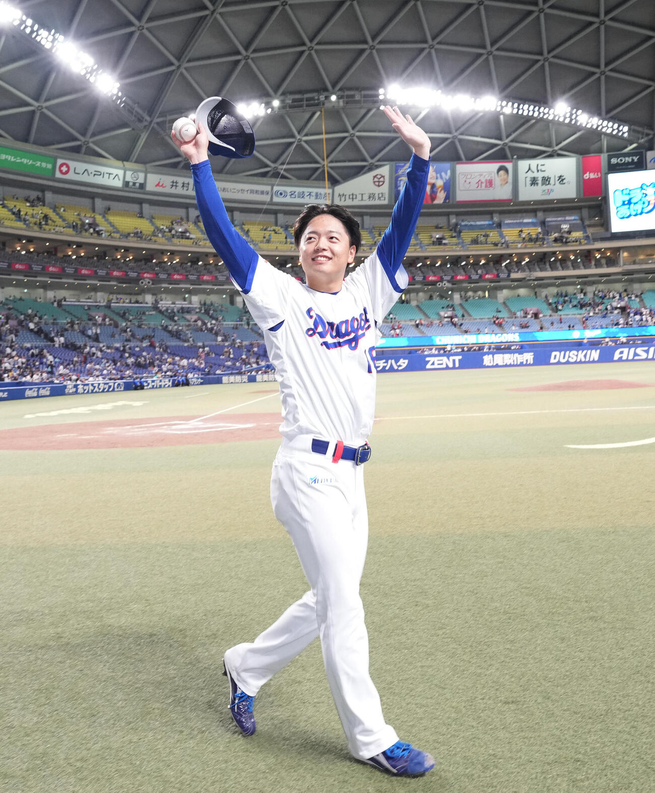 プロ野球交流戦中日対楽天　スタンドの声援に応える桜井頼之介（撮影・森本幸一）