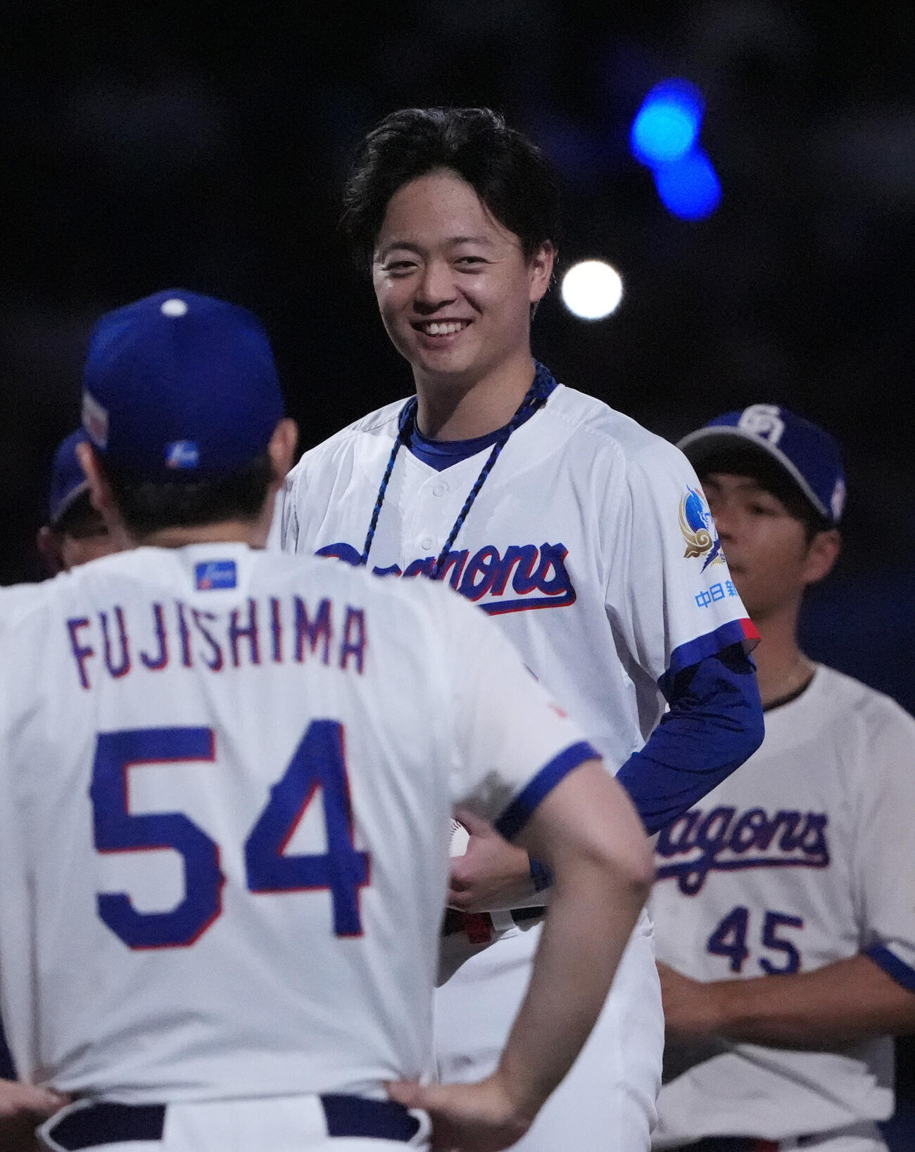 プロ野球交流戦中日対楽天　試合終了、円陣中央であいさつをする桜井頼之介（撮影・森本幸一）